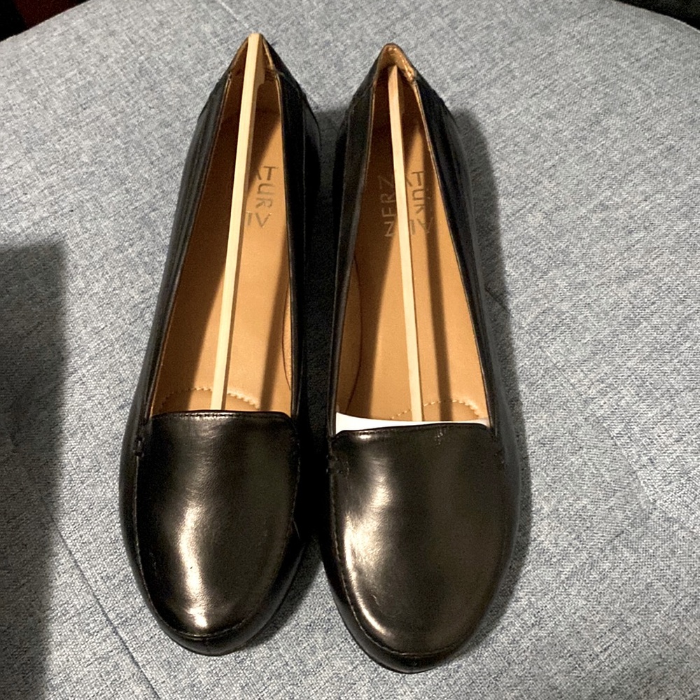 8 black Naturalizer flats